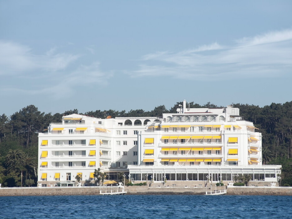 Vista exterior del Gran Hotel La Toja con su arquitectura señorial frente al mar.