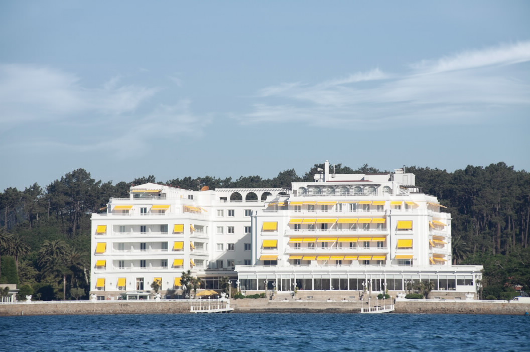 Vista exterior del Gran Hotel La Toja con su arquitectura señorial frente al mar.