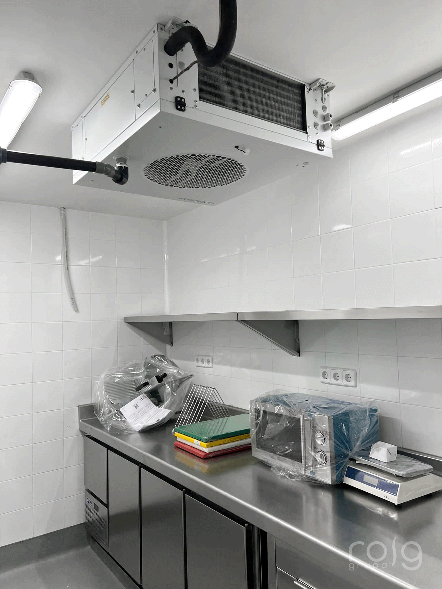 Zona de preparaciones con armarios refrigerados e inox para cocina profesional en Hotel Áurea Toledo