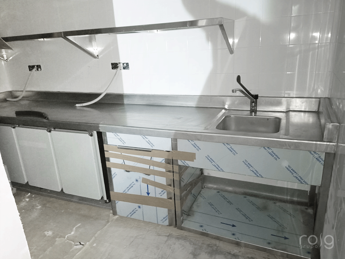 Mesados y fregaderos de acero inoxidable a medida para cocina profesional en Hotel Áurea Toledo
