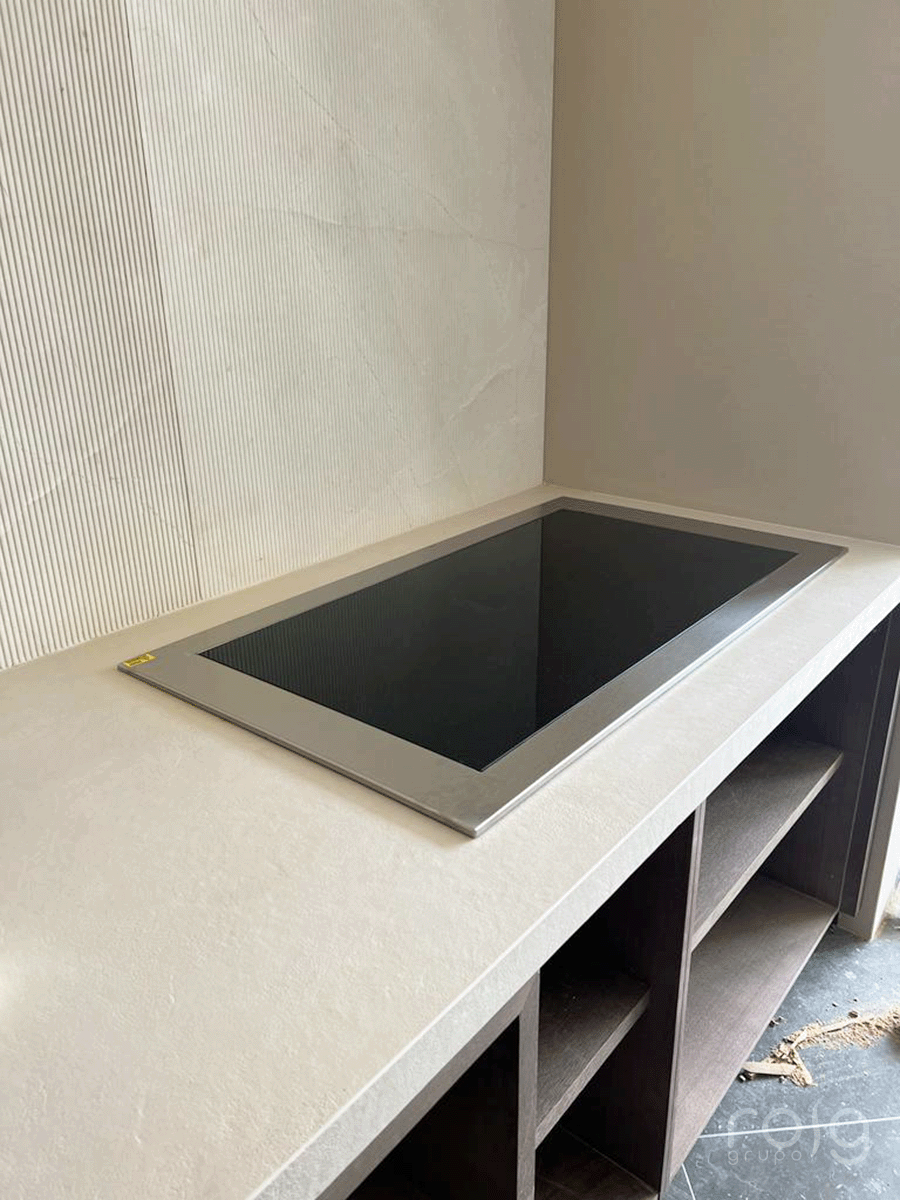 Mesa para preparaciones en cocina profesional del Hotel Áurea Toledo.