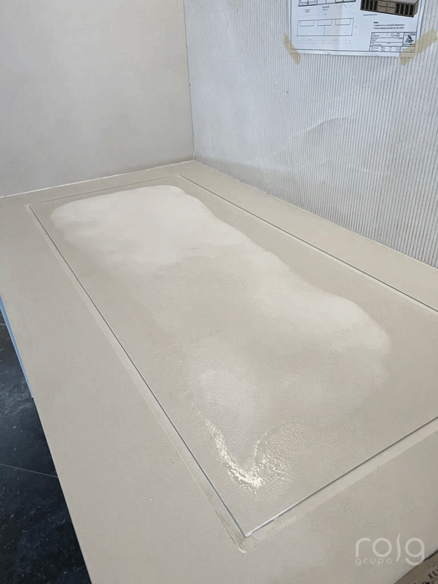 Mesa fría para mantener alimentos refrigerados en cocina profesional Hotel Áurea Toledo