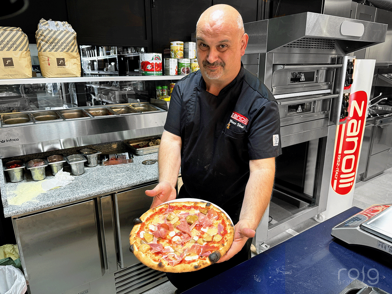 Chef corporativo Marco Viesi explicando el uso del horno pizza Zanolli a los asistentes en Galicia. en grupo roig