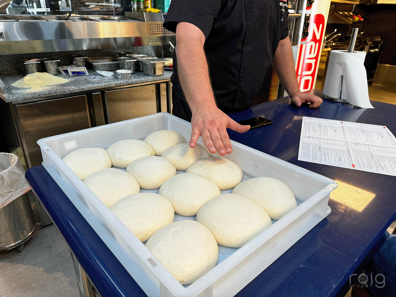 Primer plano de las masas para pizza napolitana y romana durante la formación del horno Zanolli en Grupo Roig.