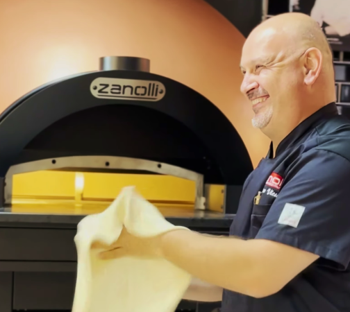 Chef Marco Viesi demostrando el horno pizza Zanolli a los asistentes en Grupo Roig, Galicia.