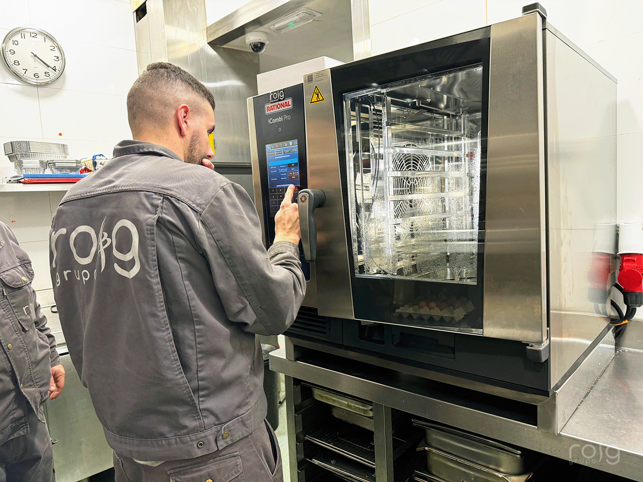 T&eacute;cnico especializado montando equipos de Rational en cocina industrial
