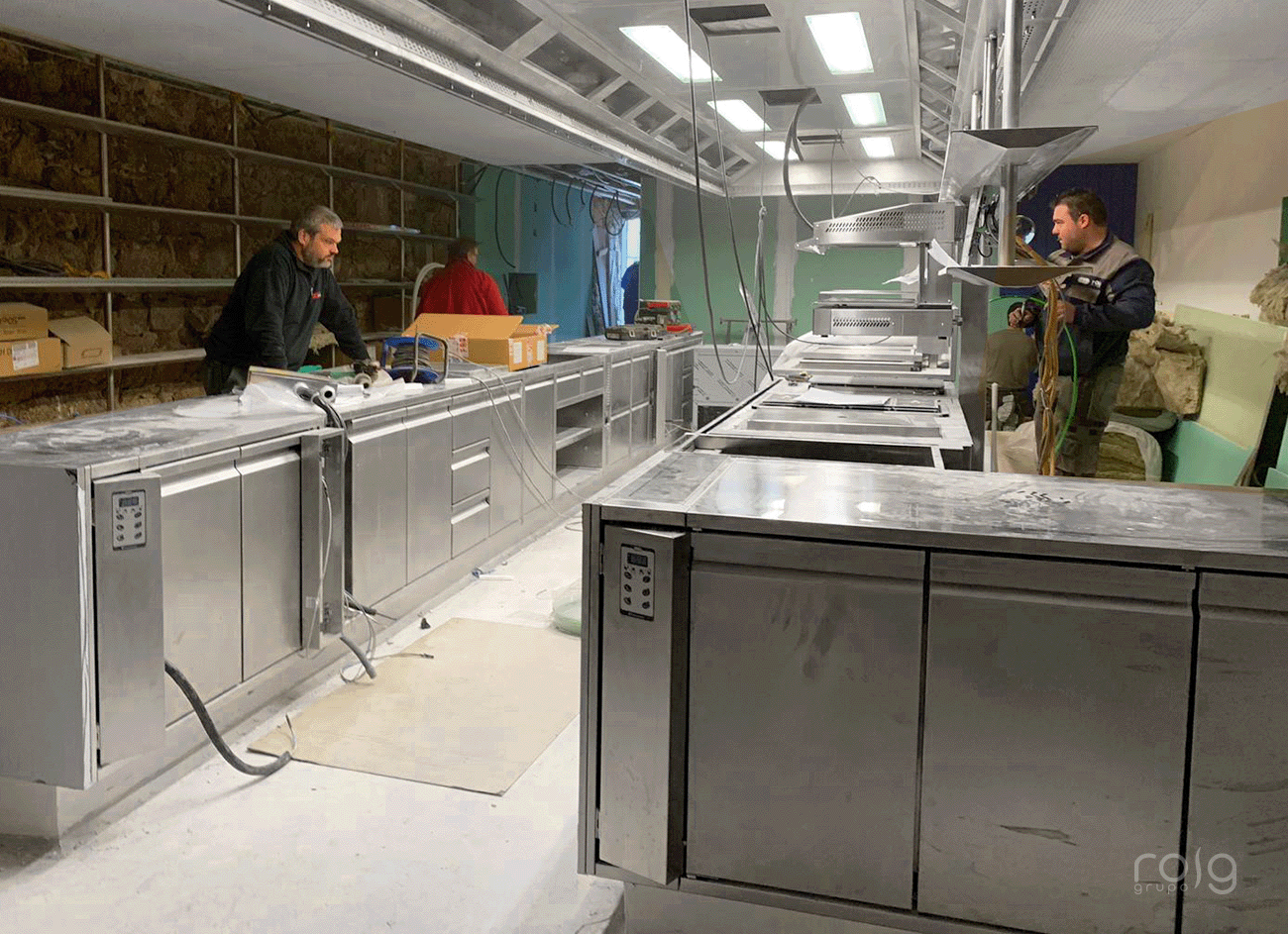 Cocina industrial equipada con campana extractora y equipos certificados