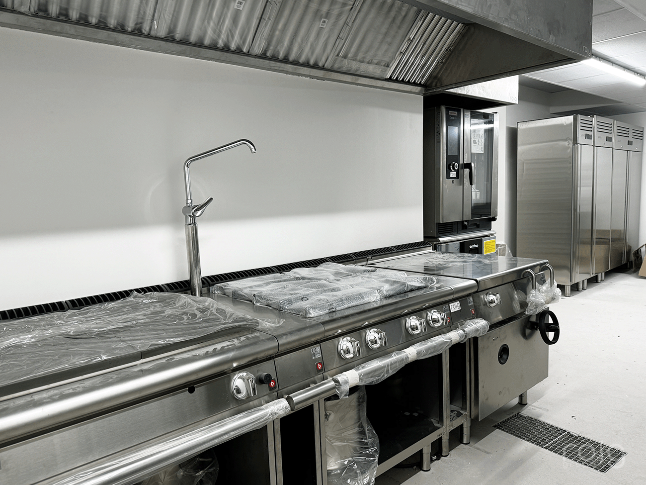 Bloque de cocción Baron para cocina profesional en residencia Atendo Vigo.