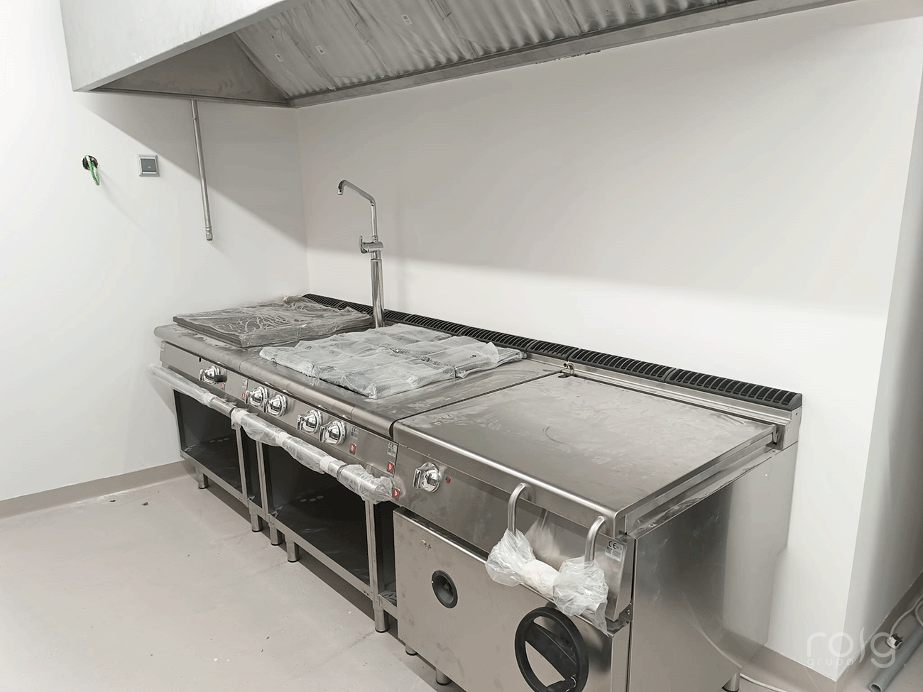 Bloque de cocción Baron para cocina profesional en residencia Atendo Vigo.