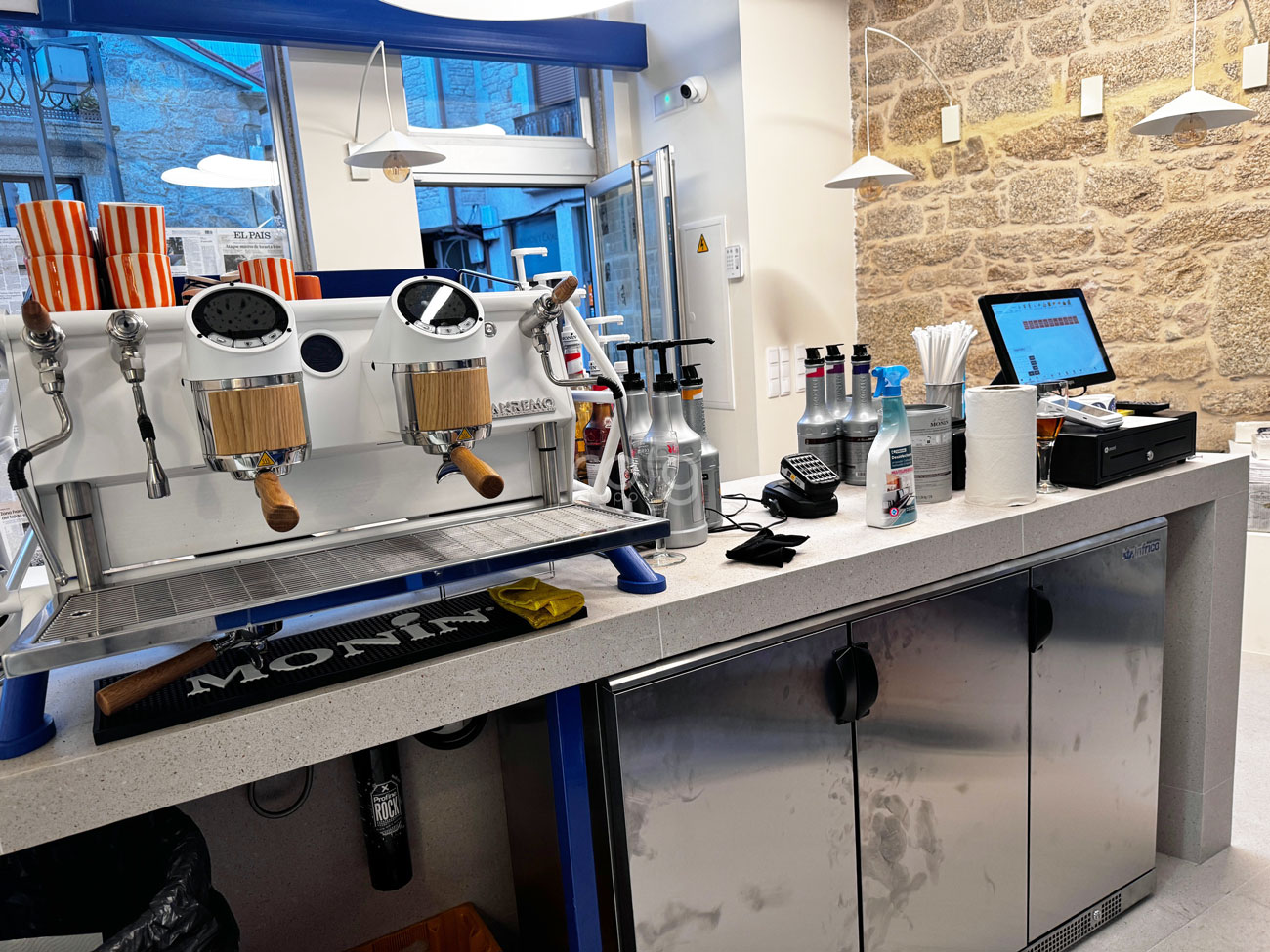 Mobiliario inox y equipamiento de cocina instalados por Roig en el nuevo local Área Café de Ana Peleteiro