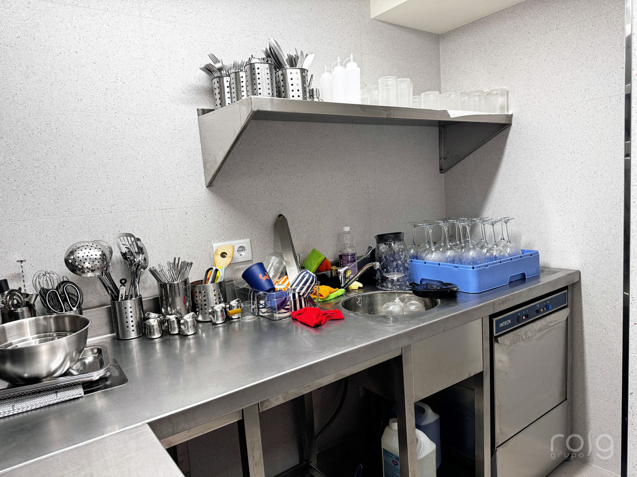 Mobiliario inox y equipamiento de cocina instalados por Roig en el nuevo local Área Café de Ana Peleteiro
