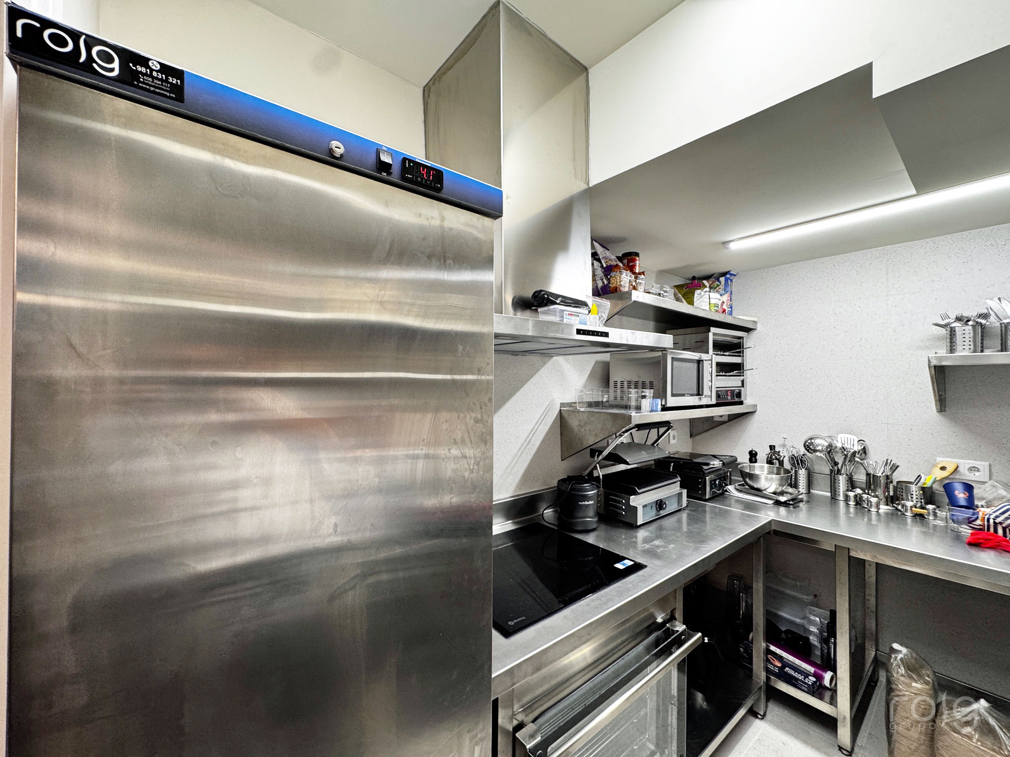 Mobiliario inox y equipamiento de cocina instalados por Roig en el nuevo local Área Café de Ana Peleteiro