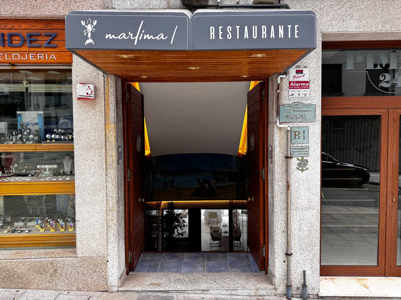 Plancha y freidora Baron Professional instaladas en la cocina del restaurante Marlima I, en Sanxenxo.
