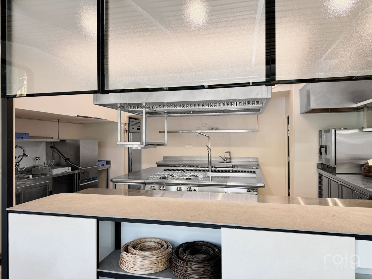 Vista completa de la cocina profesional equipada por Grupo Roig en Hotel Sarela Natura