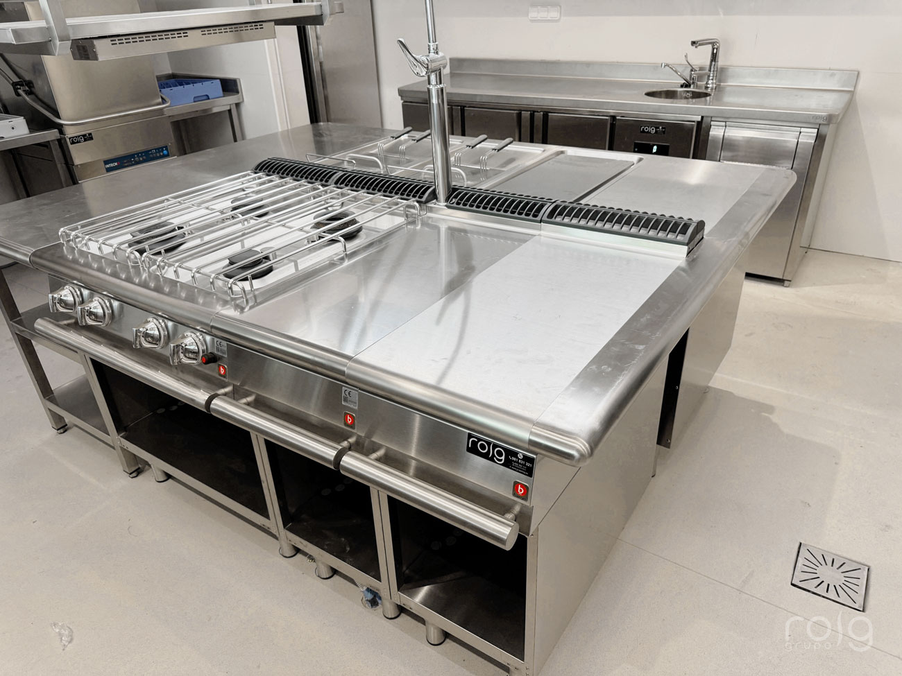 Lavado profesional Intecno integrado en cocina hotelera.