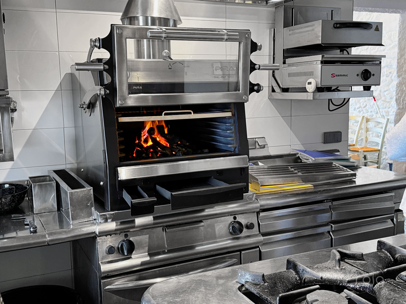 Instalación del horno brasa Pira en cocina profesional de Loxe Mareiro