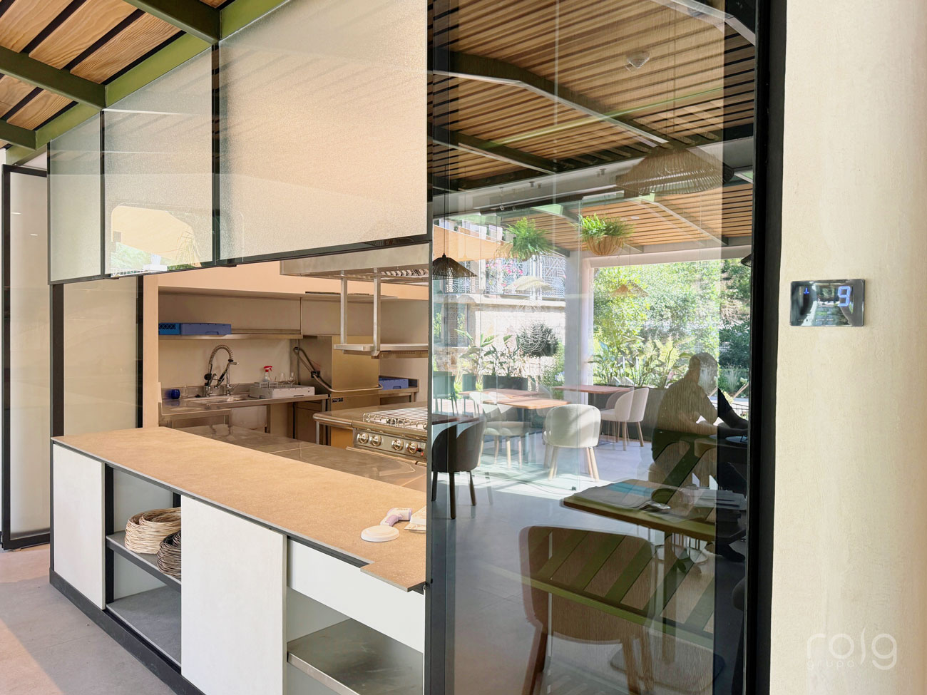 Expositor vertical refrigerado a +3 °C para buffet en Hotel Sarela Natura”