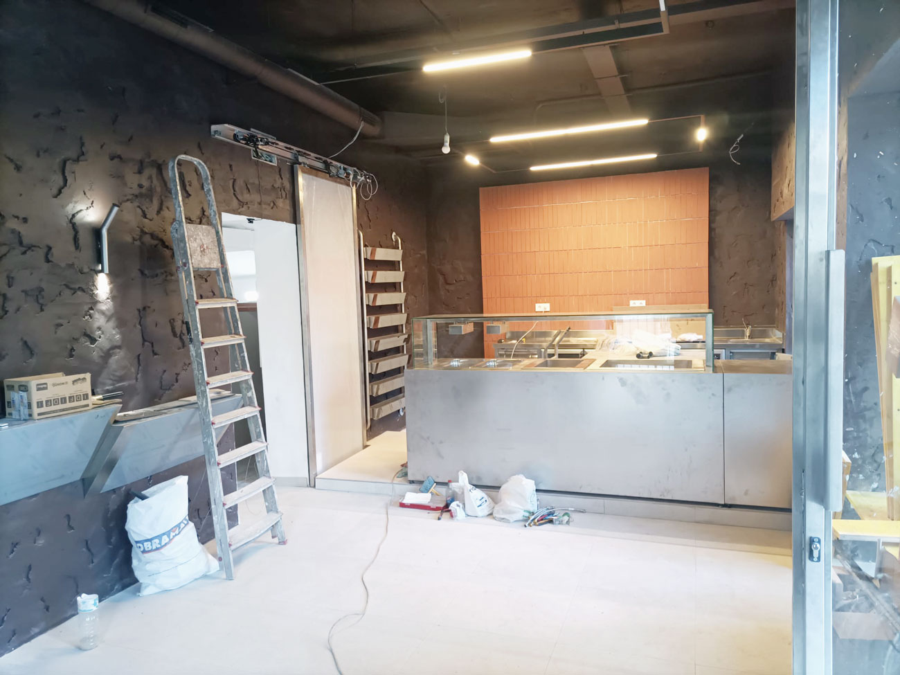 Contrabarra con mesas frías y equipamiento de cocina profesional en Malditas Fritas.