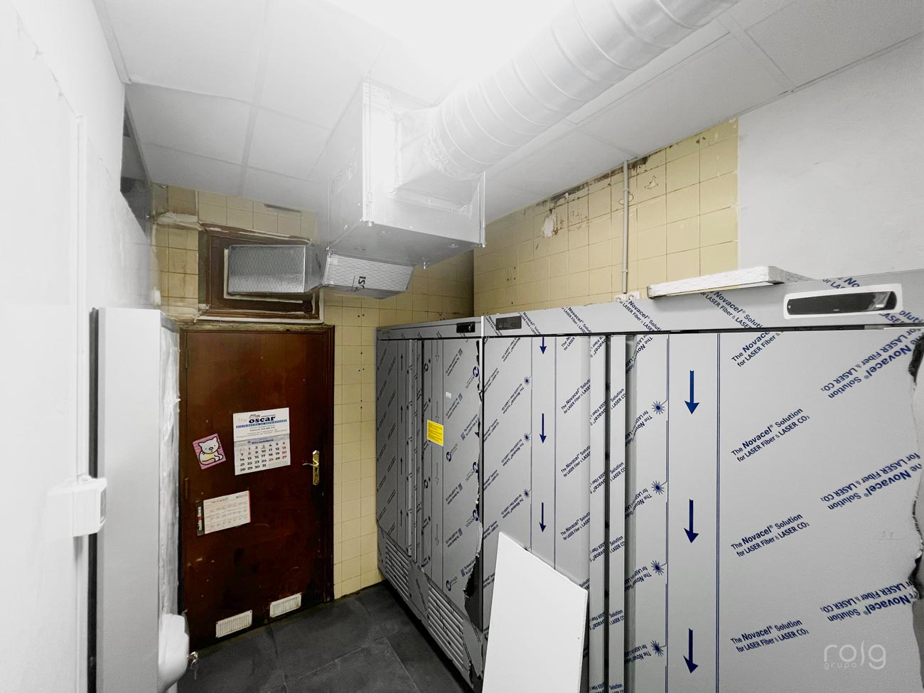 Cámara frigorífica Intarcon con conductos de refrigeración instalada por Grupo Roig.