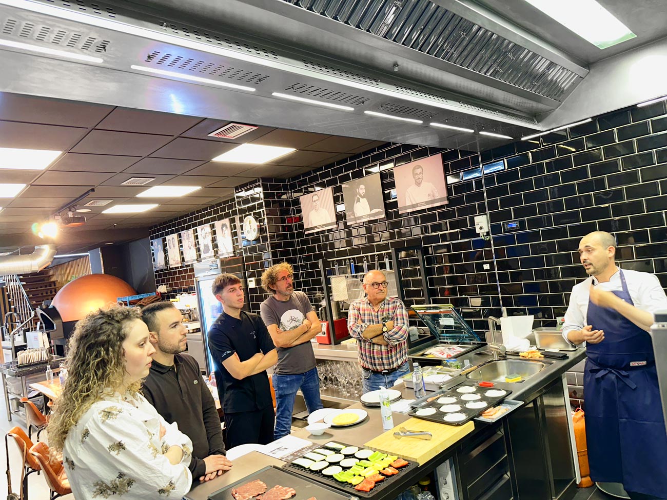 Profesionales de la hosteler&iacute;a asistiendo a la demostraci&oacute;n de equipos Rational en las instalaciones de Grupo Roig.