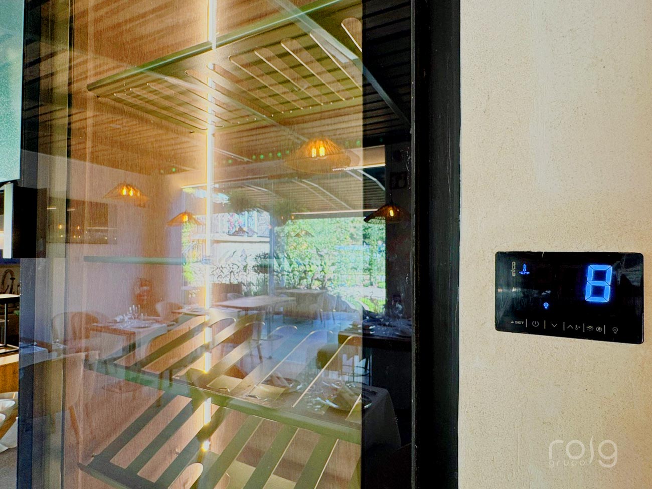 Expositor de vinos profesional con termostato integrado, instalado en Hotel Sarela