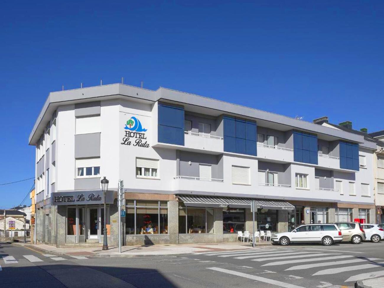 Instalación profesional de campana de extracción de humos y equipo Rational en Hotel La Ruta, Tapia