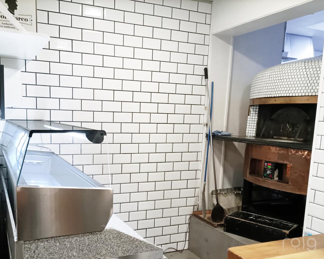 Detalle de las puertas inferiores de la mesa refrigerada profesional en Pizzería Don Marco (Vigo)