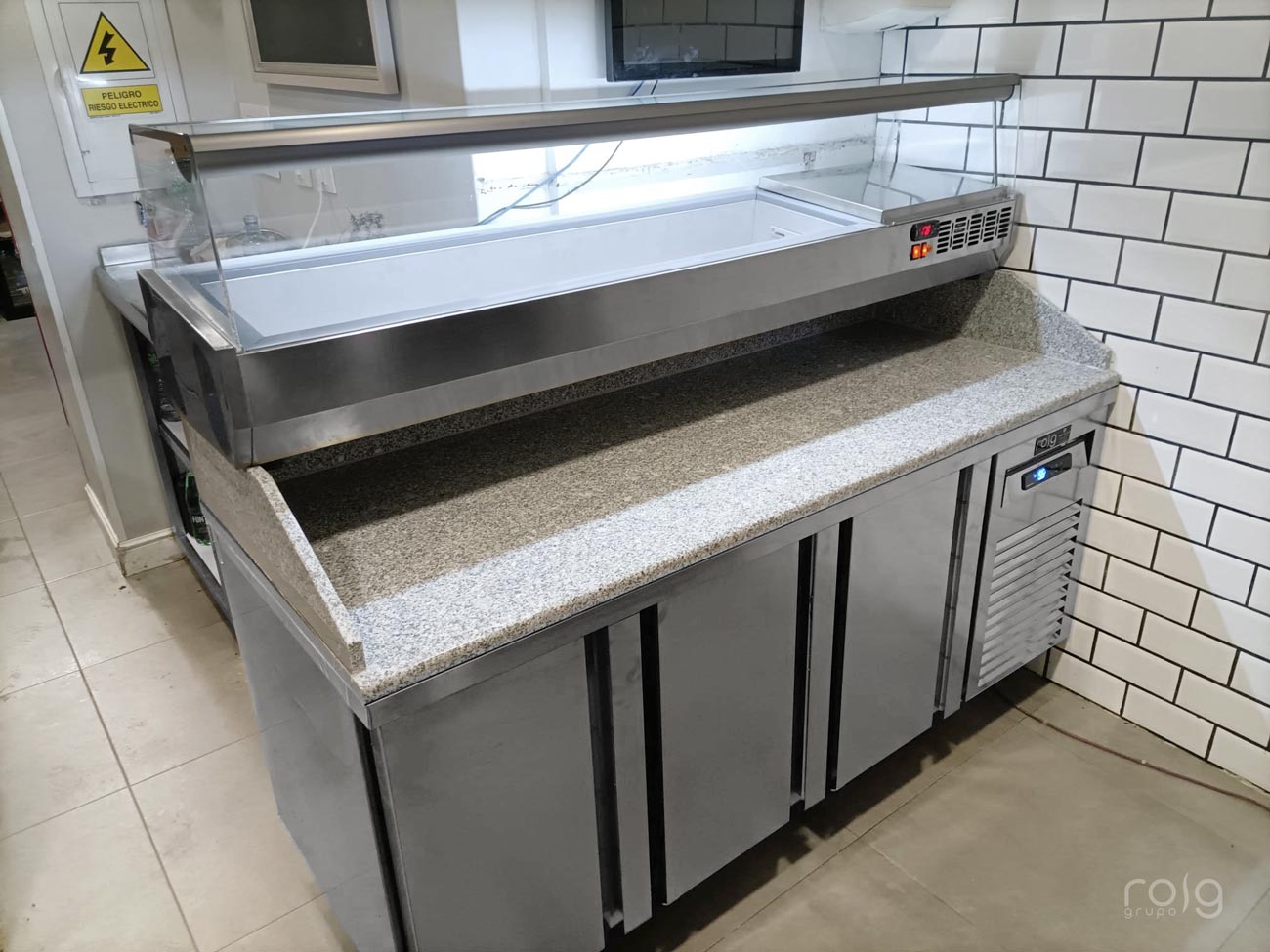 Mesa refrigerada completa instalada en Pizzería Don Marco (Vigo)
