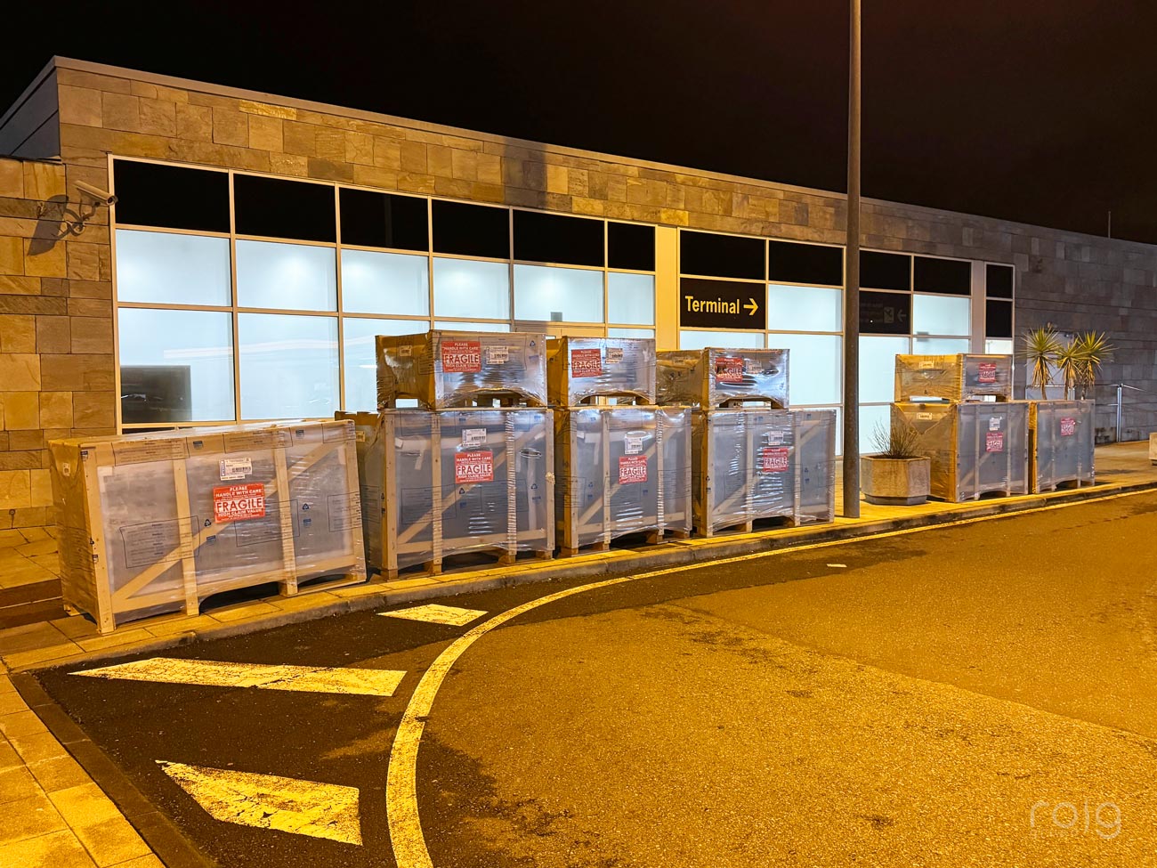 Equipamiento embalado para la Sala VIP frente a la terminal de noche