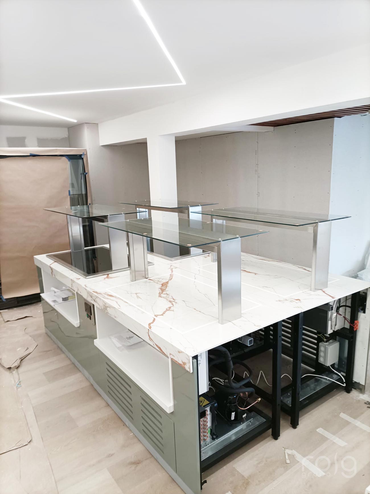 Detalle de mesa fría de buffet con base de refrigeración abierta en obra
