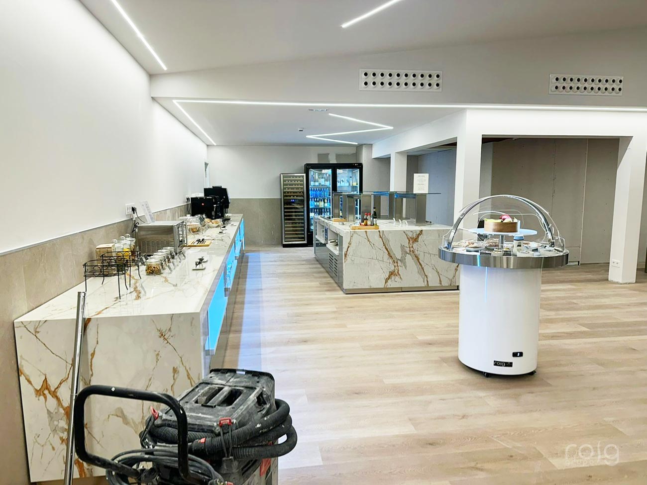 Sala VIP terminada con equipamiento de buffet y mesa fría central