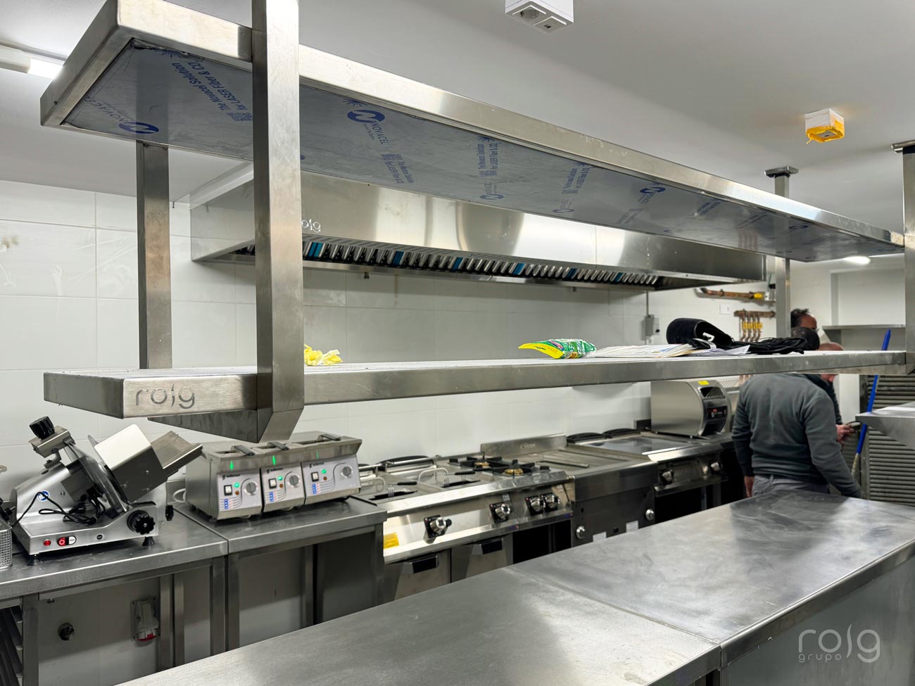 Cocina industrial con campana y estantería de acero inoxidable Grupo Roig