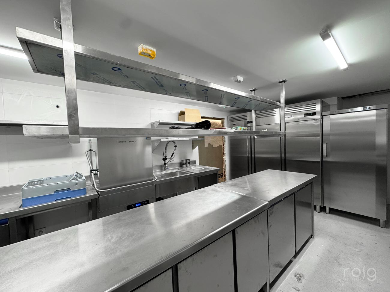 Área de lavado y refrigeración con neveras industriales en acero inox