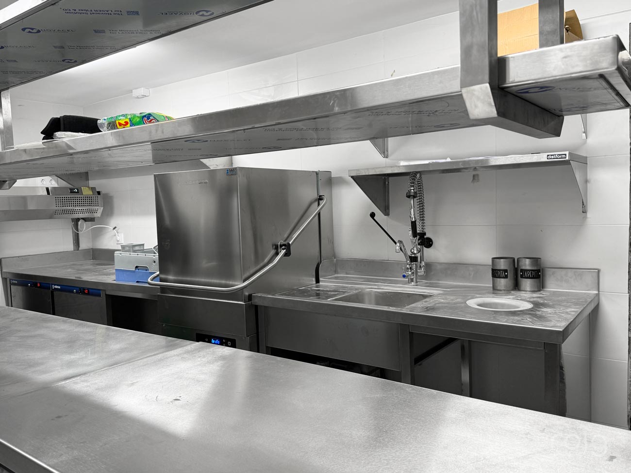 Fregadero industrial y lavavajillas Intecno Aristarco en cocina La Pepita