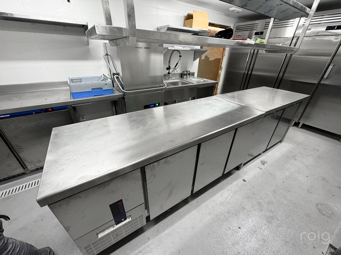 Zona de preparación con mesa refrigerada Infrico en cocina de La Pepita