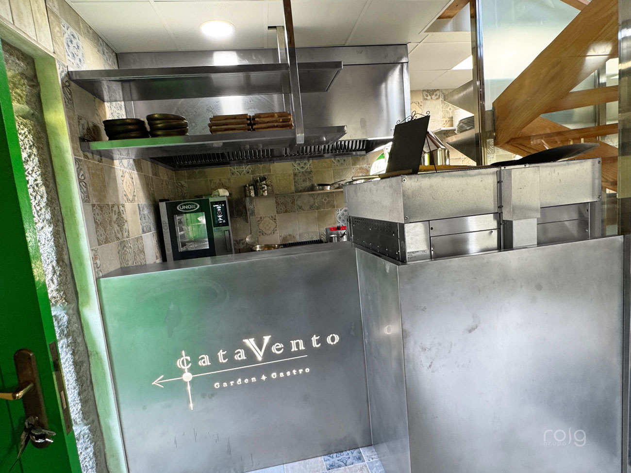 Vista de la cocina profesional desde la entrada del restaurante Catavento Garden Gastro, Ponteareas — roig