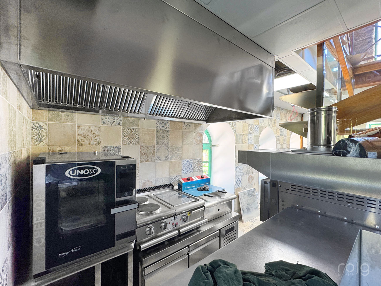 Instalación de cocina profesional en Catavento con horno Unox y campanas extractoras inox a medida, Ponteareas — roig