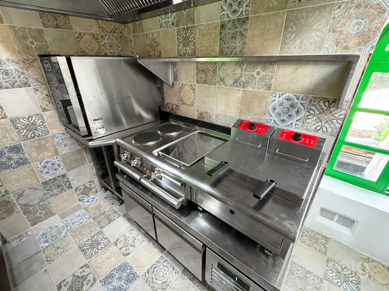 Bloque de cocción eléctrico con frytop, freidora y campana extractora inox en cocina profesional Catavento — roig