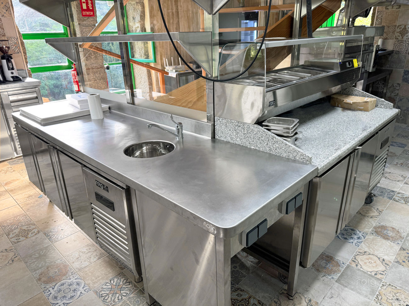 Zona de office con mesado inox a medida, fregadero redondo y vitrina refrigerada en restaurante Catavento, Ponteareas — roig