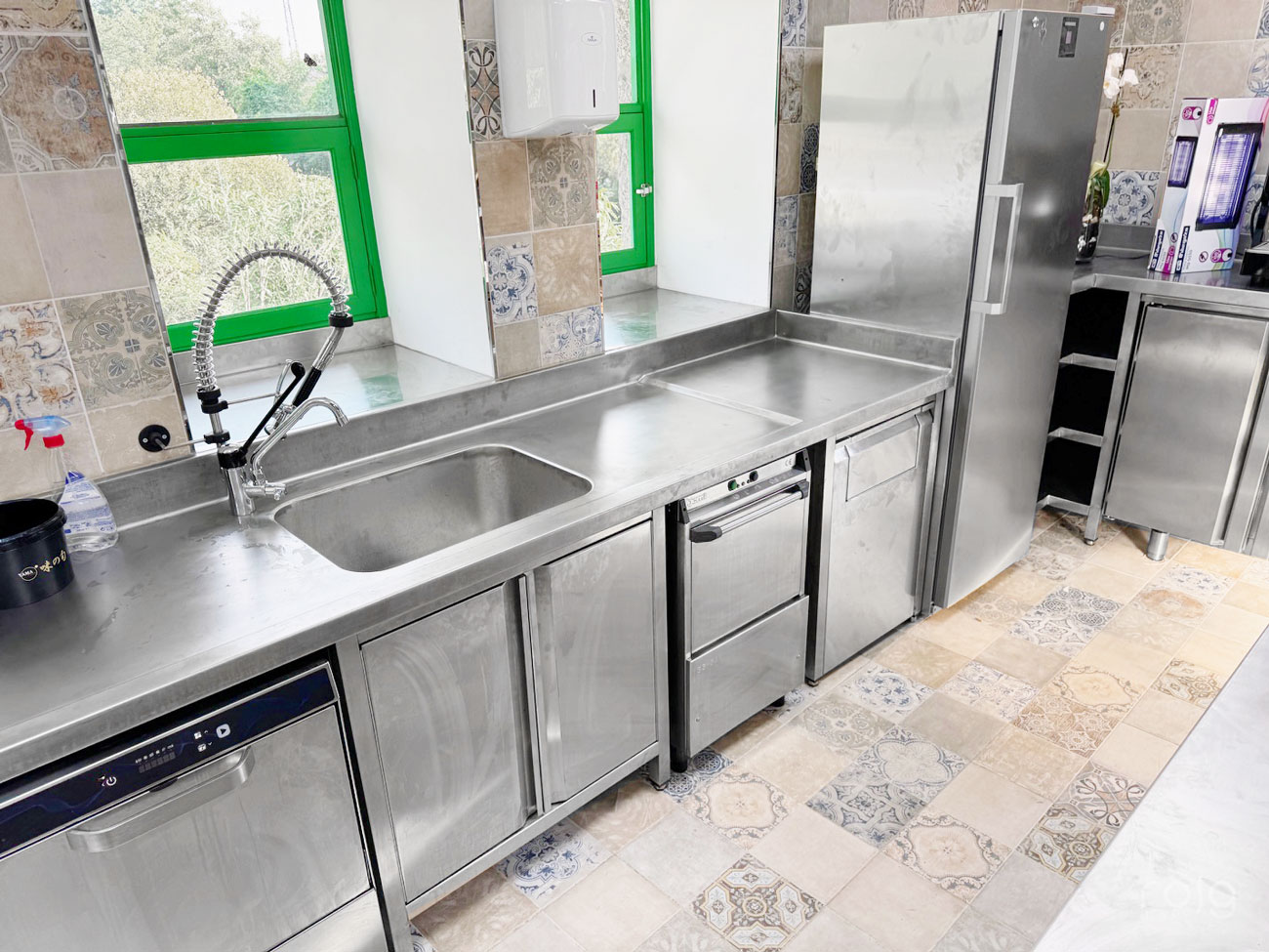 Zona de lavado con fregadero inox, lavavajillas Intecno y frigorífico vertical en cocina Catavento, Ponteareas — roig