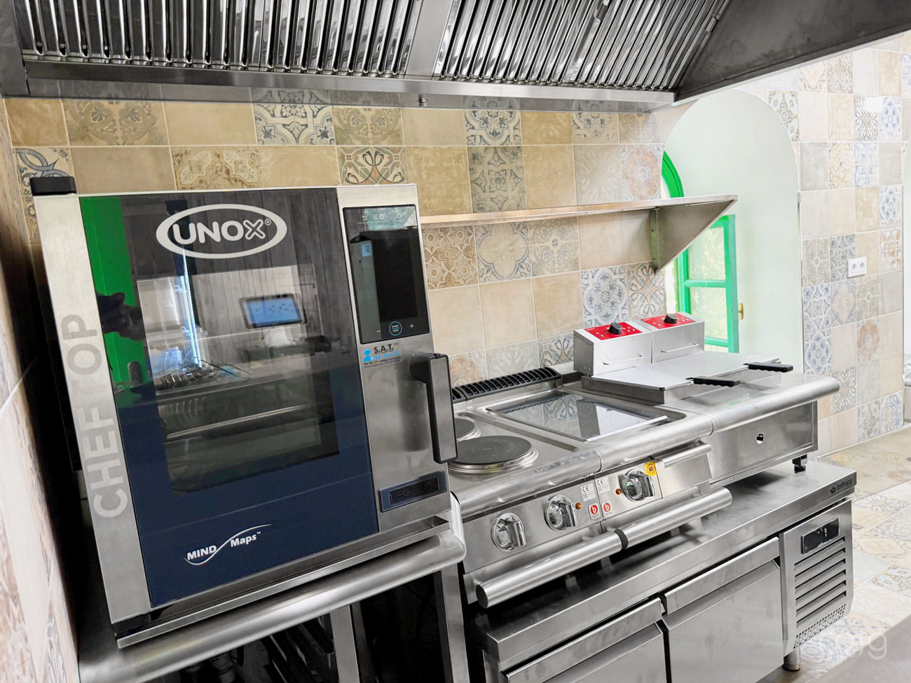 Horno mixto Unox ChefTop y bloque de cocción Baron Professional con frytop en cocina profesional Catavento, Ponteareas — roig