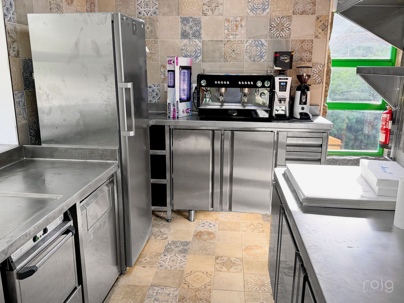 Zona de office con máquina de café, neveras y mesado inox a medida en restaurante Catavento, Ponteareas — roig